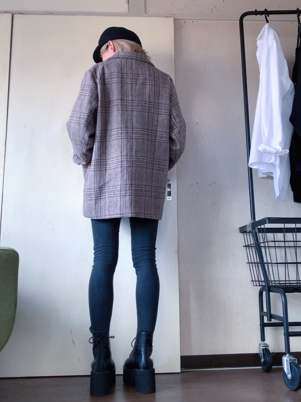 ブラウン系のテーラードジャケット、ブラック系のニット/セーター、ブラック系のデニムパンツを着用したレディースの秋コーディネートの3枚目の写真