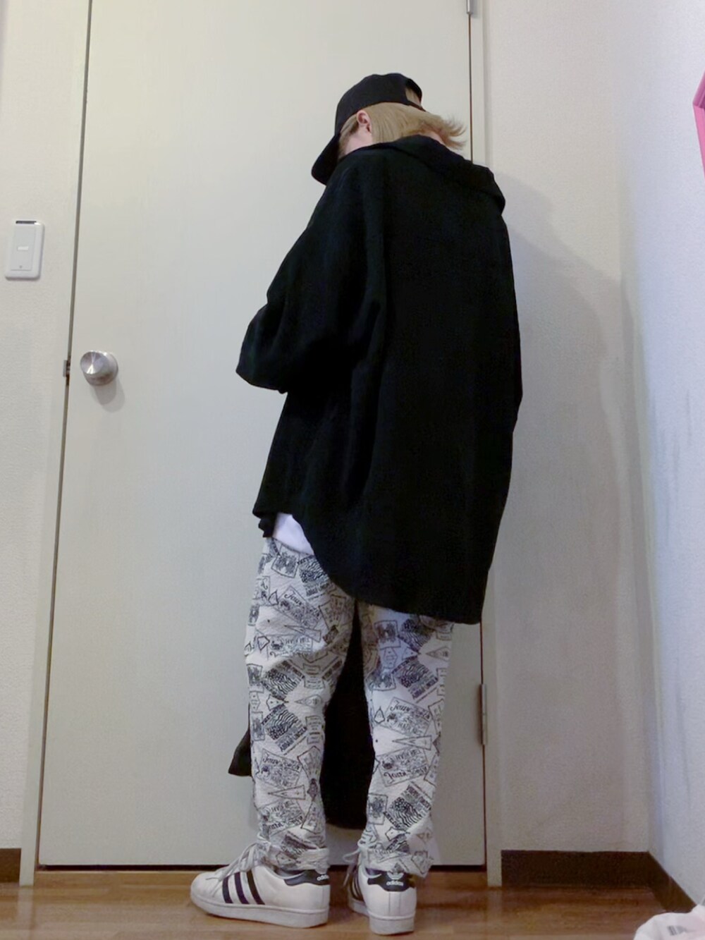 ホワイト系のスウェット、ホワイト系のその他パンツ、ブラック系のカバーオールを着用したレディースの春コーディネートの2枚目の写真