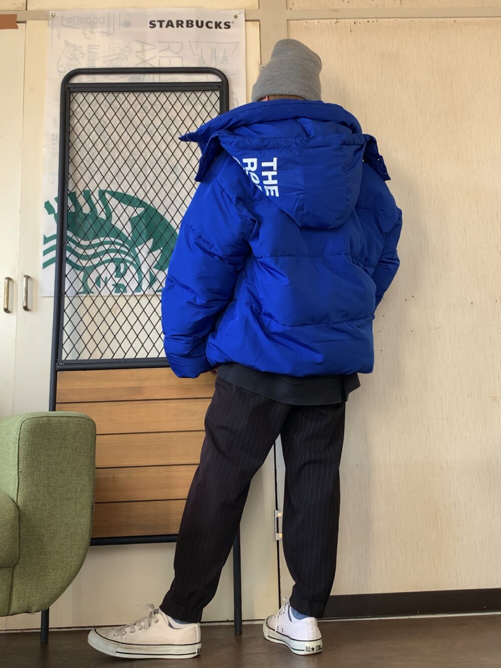 ブラック系のスウェット、ブラック系のその他パンツ、ブルー系のダウンジャケット/コートを着用したレディースの冬コーディネートの3枚目の写真