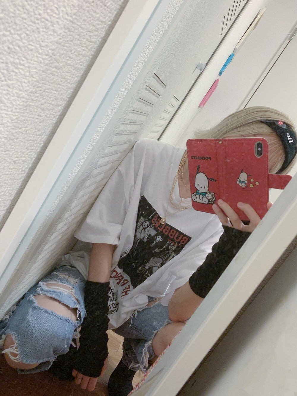 ホワイト系のTシャツ/カットソー、ブルー系のデニムパンツ、ホワイト系のスニーカーを着用したレディースの秋コーディネートの2枚目の写真