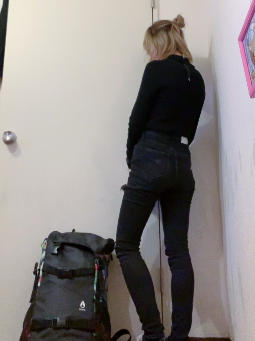 ブラック系のニット/セーター、ブラック系のダウンジャケット/コート、ブラック系のスニーカーを着用したレディースの春コーディネートの2枚目の写真