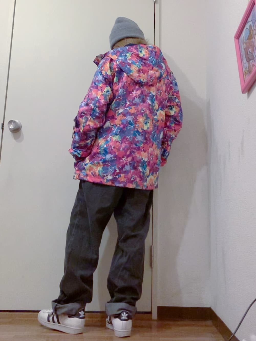 ピンク系のジャケット/アウター、ブラック系のスウェット、ブラック系のデニムパンツを着用したレディースの春コーディネートの3枚目の写真