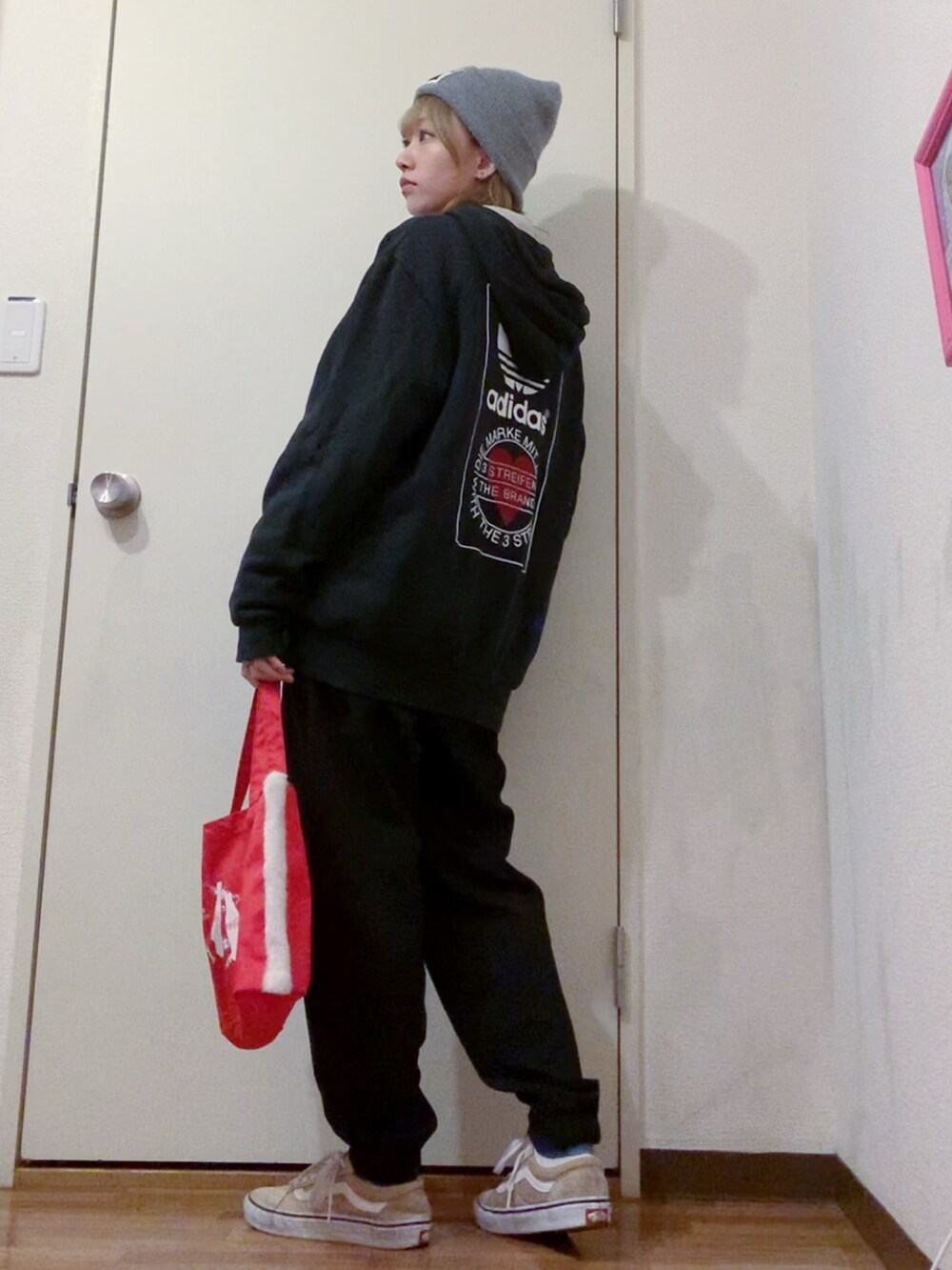 ブラック系のパーカー、ブラック系のその他パンツ、ベージュ系のスニーカーを着用したレディースの冬コーディネートの4枚目の写真