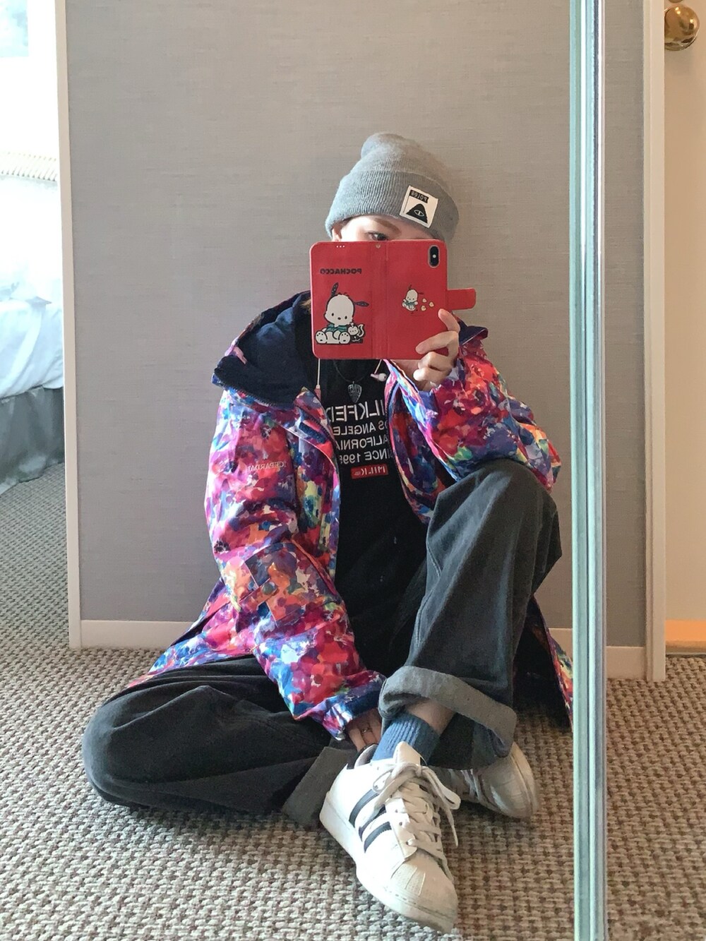 ピンク系のジャケット/アウター、ブラック系のスウェット、ブラック系のデニムパンツを着用したレディースの春コーディネートの4枚目の写真