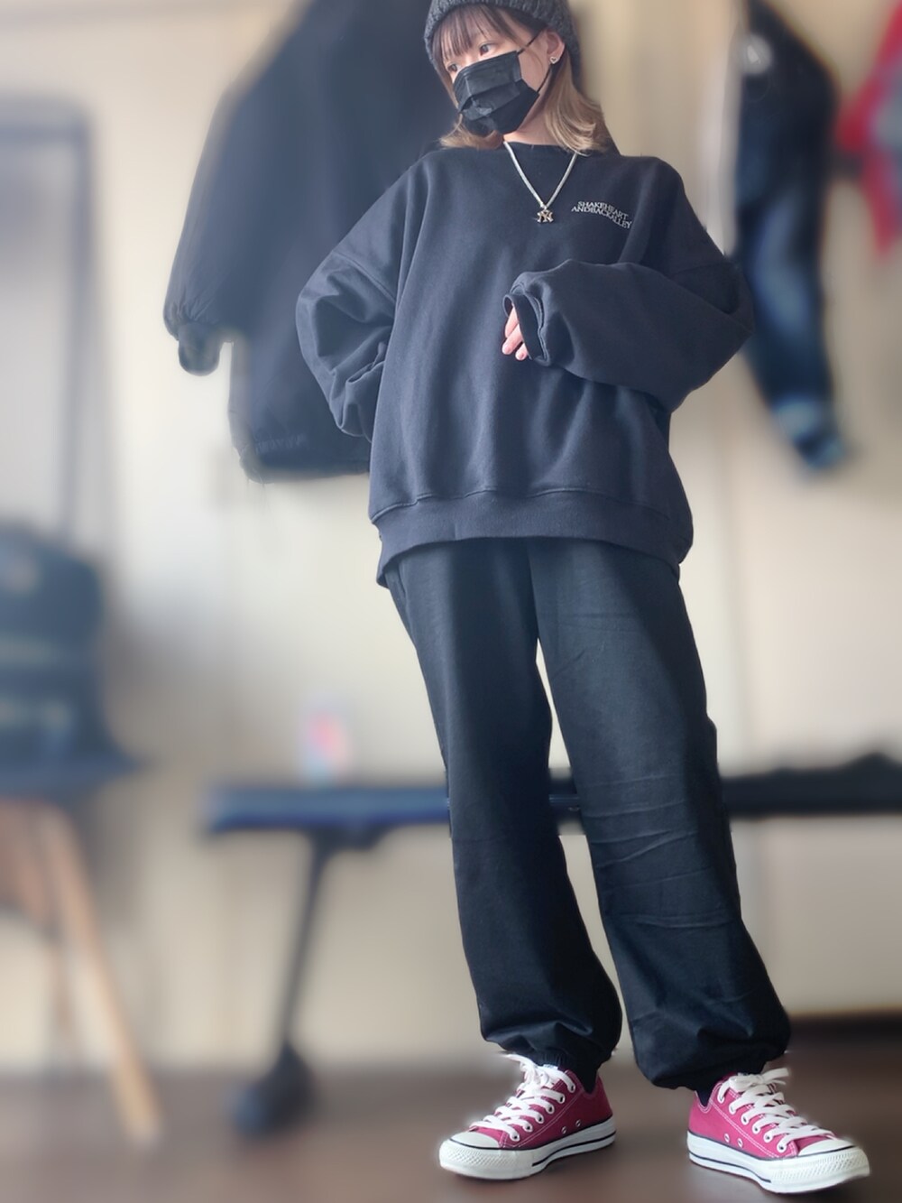 ブラック系のスウェット、ブラック系のその他パンツ、レッド系のスニーカーを着用したレディースの春コーディネートの2枚目の写真