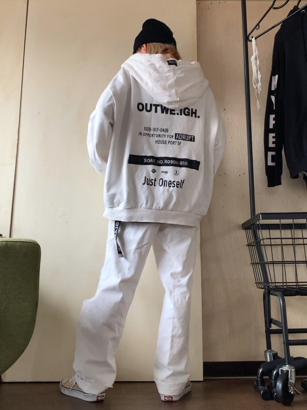 ブラック系のTシャツ/カットソー、ホワイト系のパーカー、ホワイト系のデニムパンツを着用したレディースの秋コーディネートの2枚目の写真