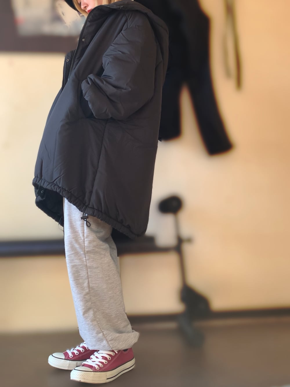ブラック系のダウンジャケット/コート、グレー系のスウェットパンツ、ブラック系のスウェットを着用したレディースの冬コーディネートの3枚目の写真