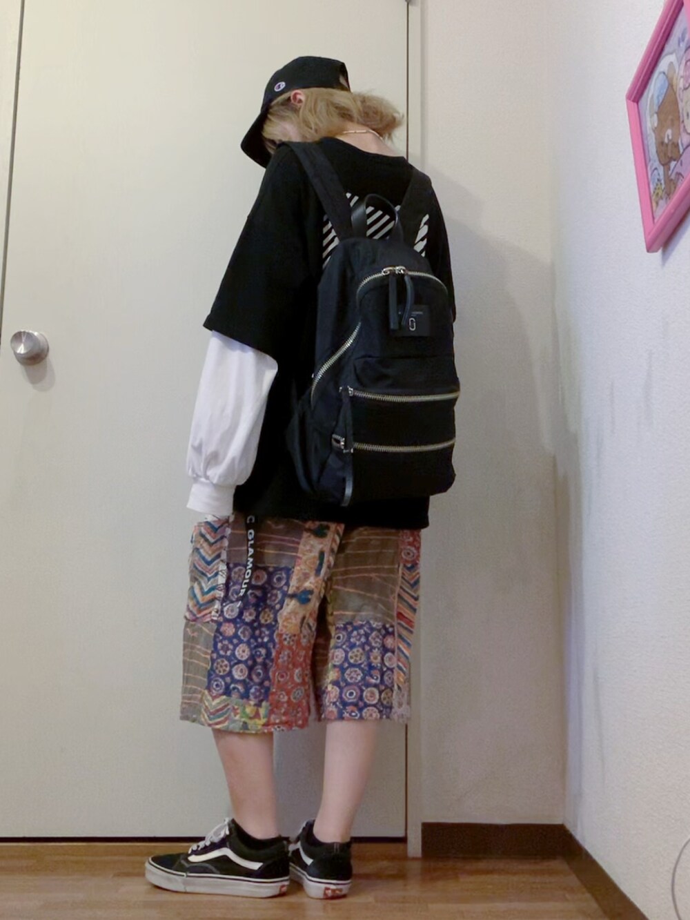 ブラック系のTシャツ/カットソー、ホワイト系のTシャツ/カットソー、ベージュ系のその他パンツを着用したレディースの春コーディネートの3枚目の写真