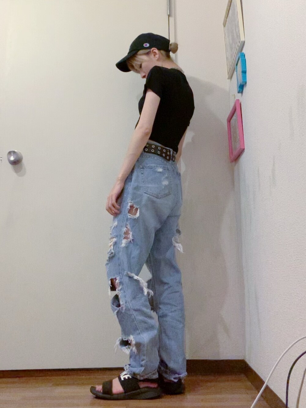 ブラック系のTシャツ/カットソー、ブルー系のデニムパンツ、ブラック系のサンダルを着用したレディースの夏コーディネートの2枚目の写真