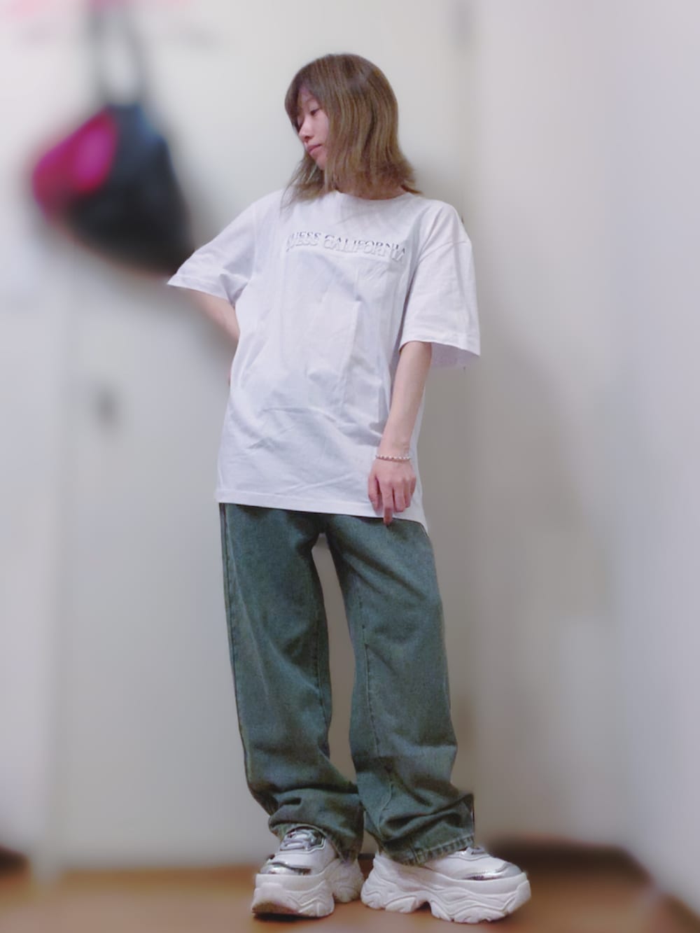 ホワイト系のTシャツ/カットソー、ブルー系のデニムパンツ、ホワイト系のスニーカーを着用したレディースの春コーディネートの2枚目の写真