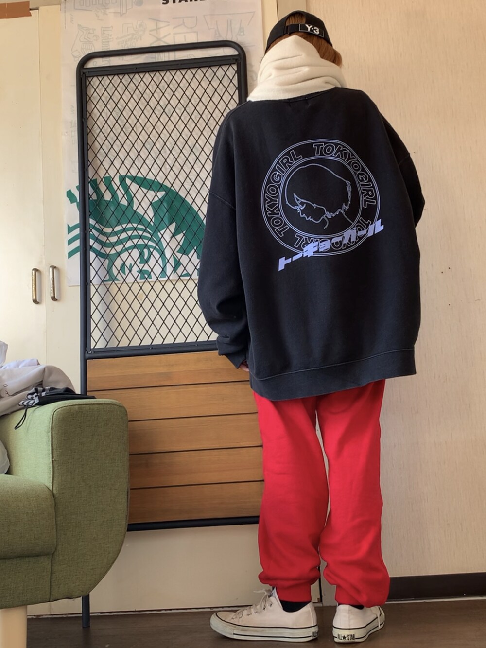 ブラック系のスウェット、レッド系のスウェットパンツ、ホワイト系のスニーカーを着用したレディースの冬コーディネートの3枚目の写真