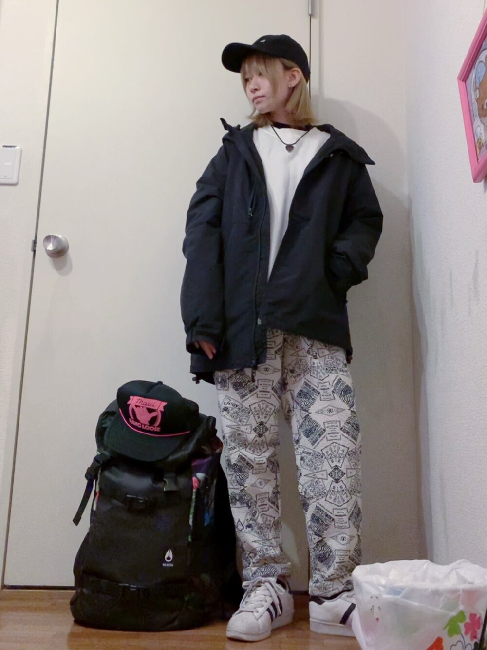 ブラック系のナイロンジャケット、ホワイト系のスウェット、ホワイト系のその他パンツを着用したレディースの春コーディネートの3枚目の写真