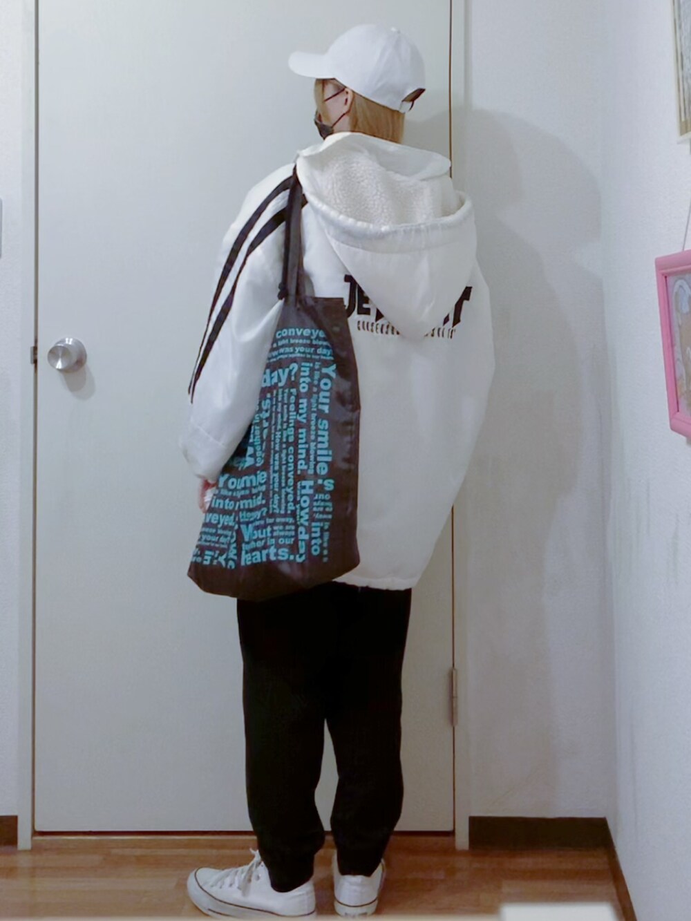 ブラック系のスウェット、ブラック系のその他パンツ、ホワイト系のブルゾンを着用したレディースの秋コーディネートの2枚目の写真