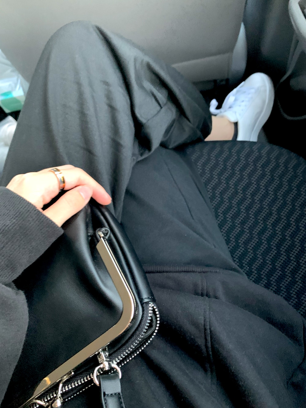 ブラック系のスウェット、ブラック系のその他パンツ、ホワイト系のスニーカーを着用したレディースの秋コーディネートの2枚目の写真