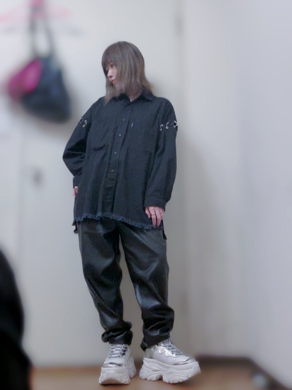 ブラック系のシャツ/ブラウス、ブラック系のその他パンツ、ホワイト系のスニーカーを着用したレディースの春コーディネートの2枚目の写真