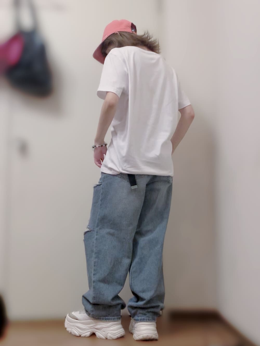 ホワイト系のTシャツ/カットソー、ブルー系のデニムパンツ、ホワイト系のスニーカーを着用したレディースの春コーディネートの2枚目の写真