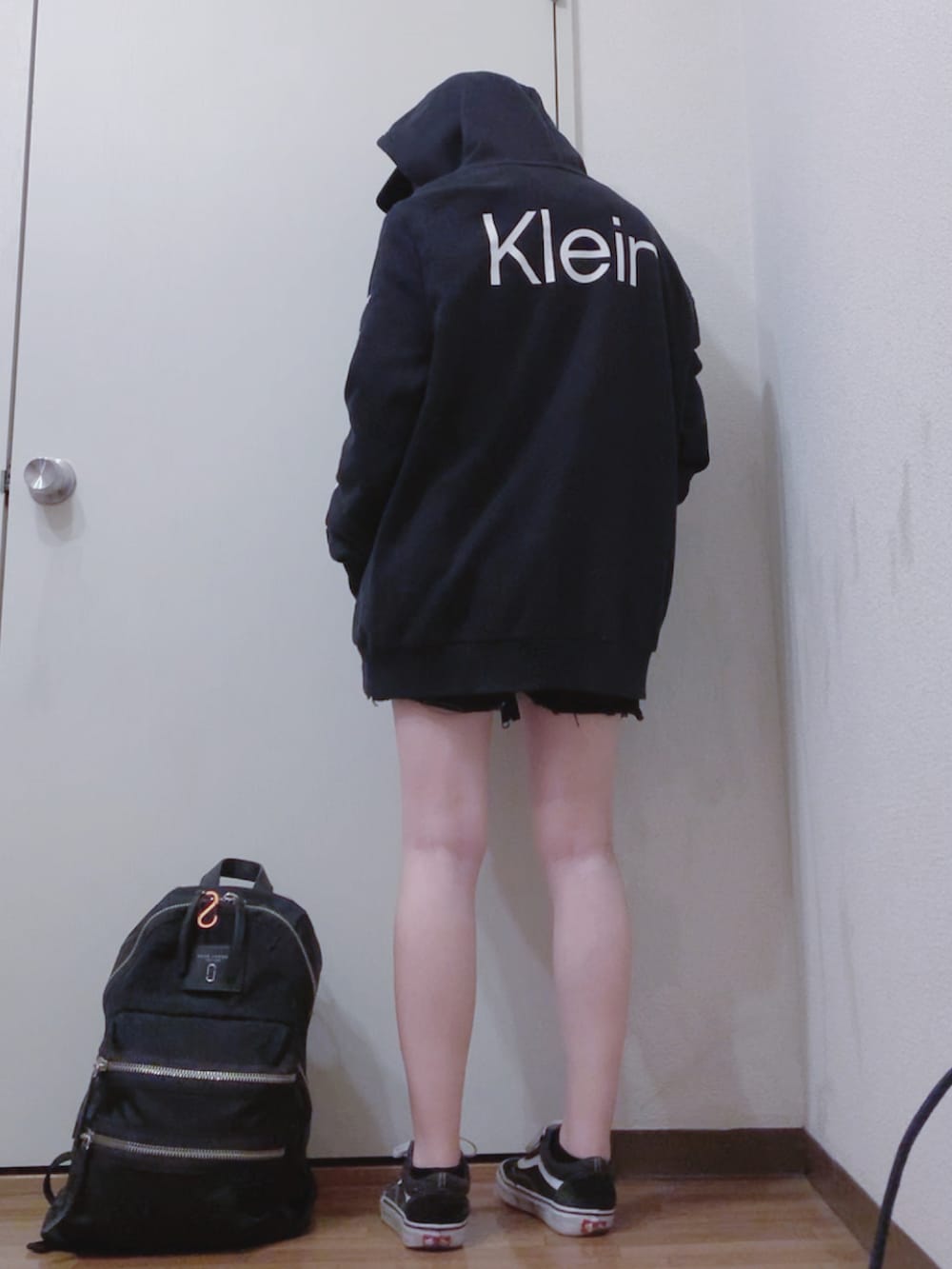 ブラック系のTシャツ/カットソー、ホワイト系のTシャツ/カットソー、ブラック系のデニムパンツを着用したレディースの春コーディネートの3枚目の写真