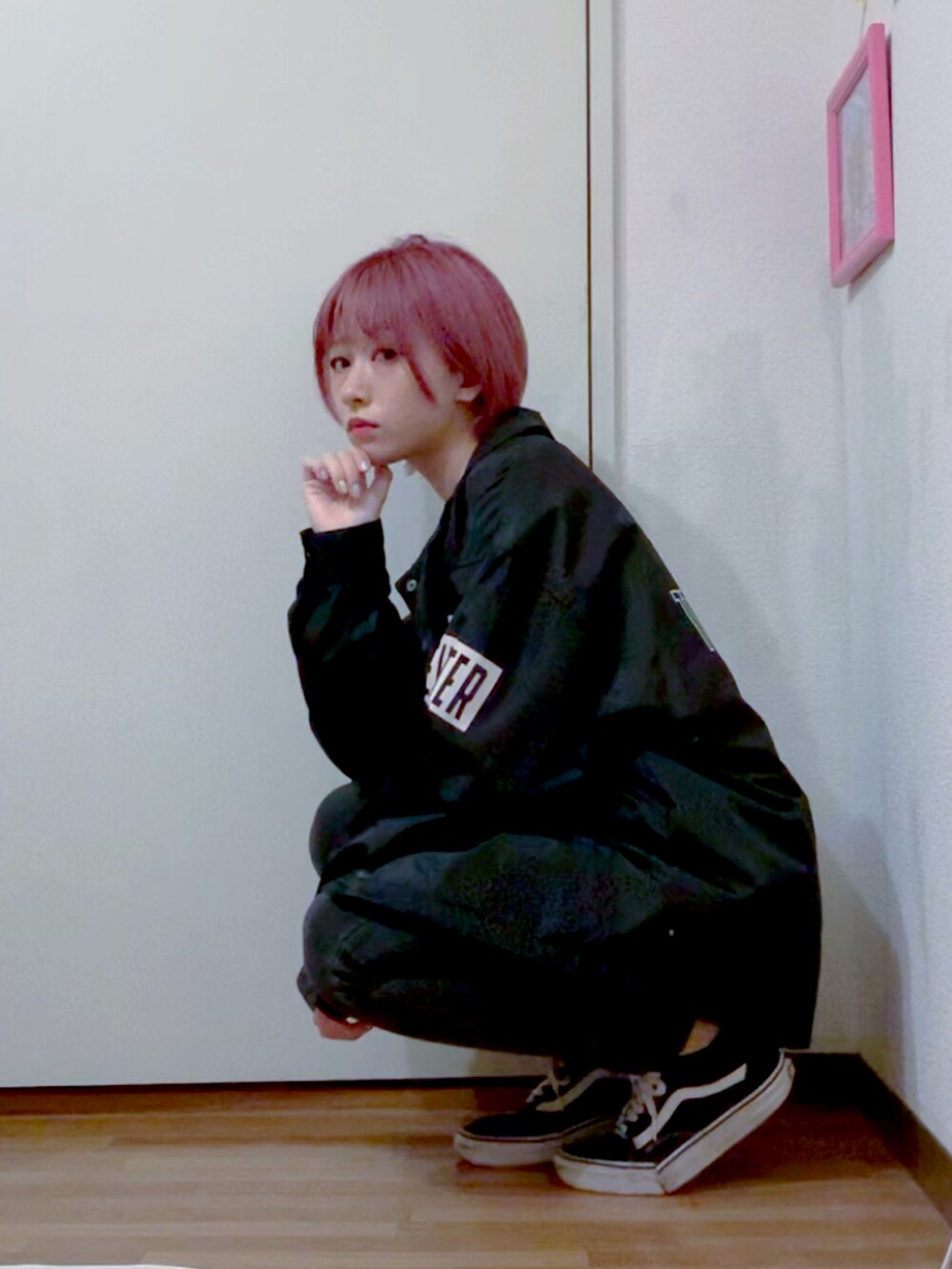 ブラック系のスウェット、ブラック系のナイロンジャケット、ブラック系のデニムパンツを着用したレディースの秋コーディネートの2枚目の写真