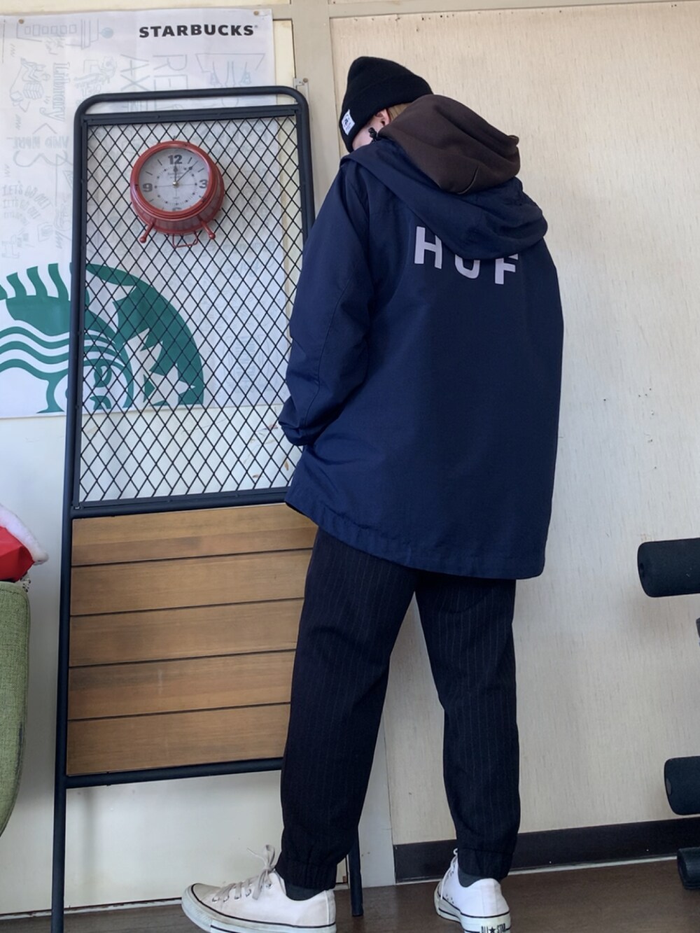 ブラック系のパーカー、ブラック系のその他パンツ、ホワイト系のスニーカーを着用したレディースの冬コーディネートの2枚目の写真