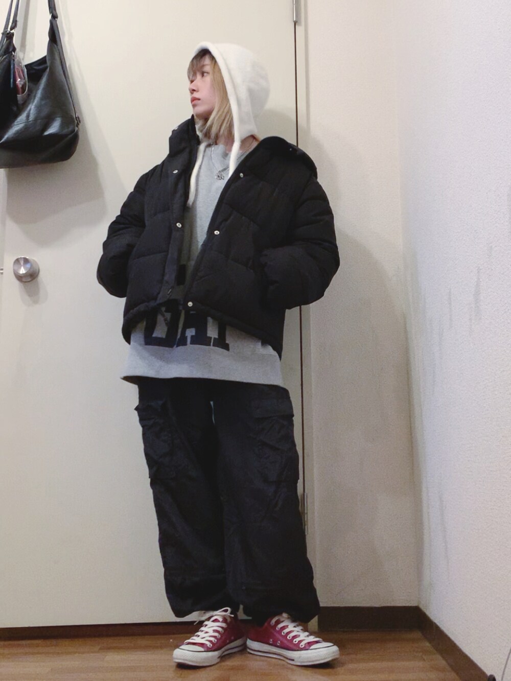 グレー系のスウェット、ブラック系のカーゴパンツ、レッド系のスニーカーを着用したレディースの冬コーディネートの2枚目の写真