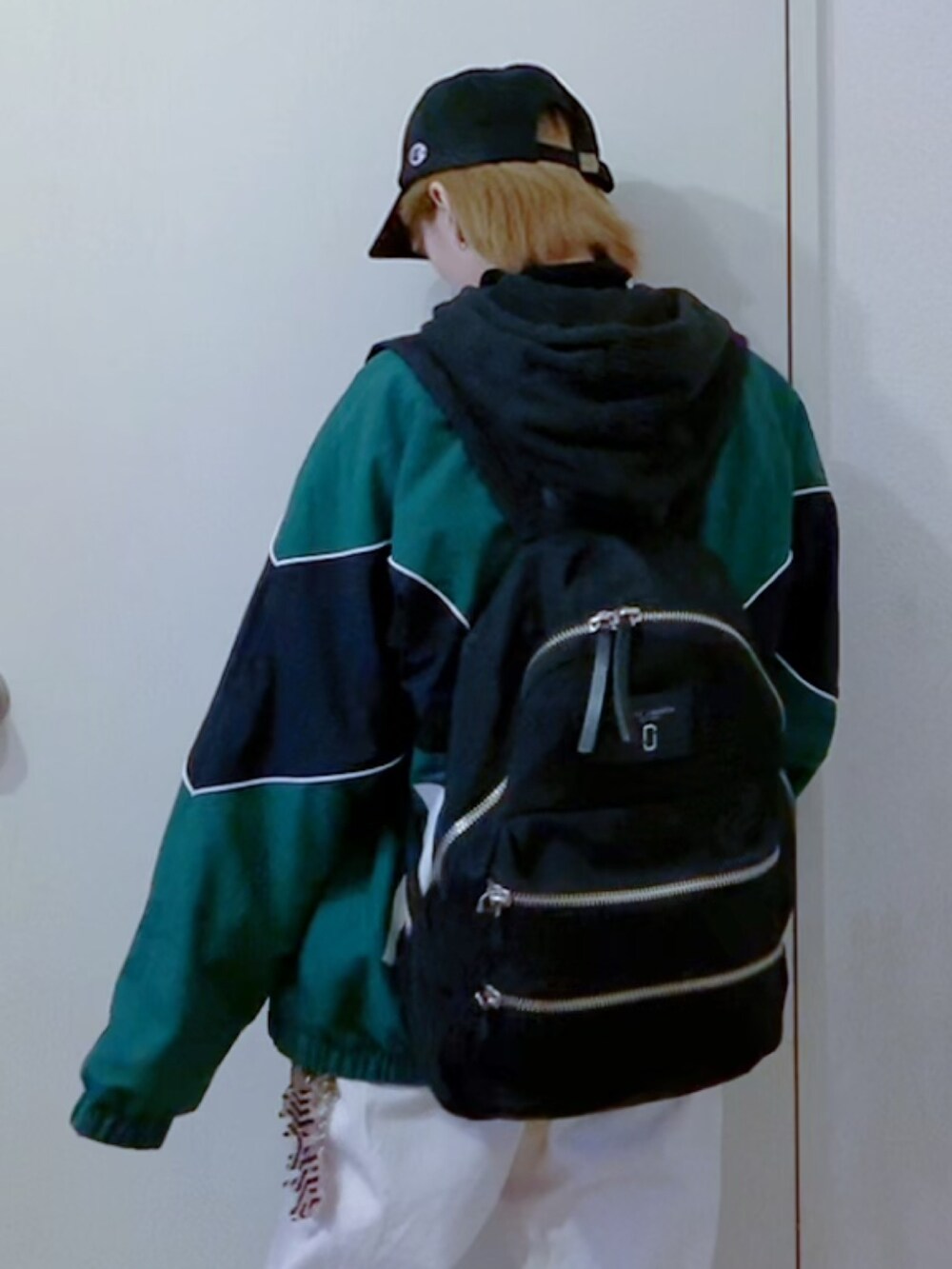 ブラック系のパーカー、グリーン系のブルゾン、グリーン系のブルゾンを着用したレディースの秋コーディネートの4枚目の写真