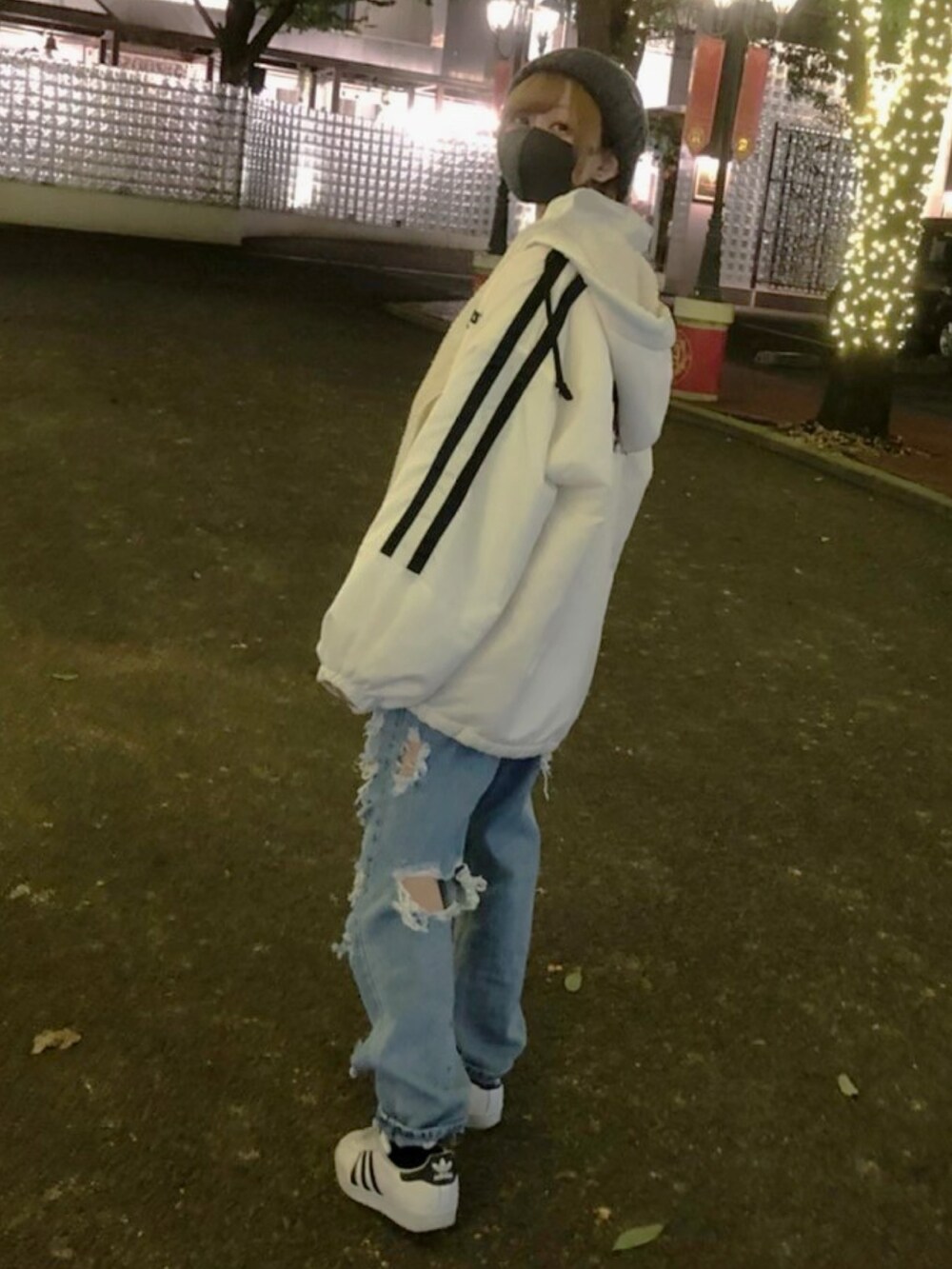 ホワイト系のスウェット、ホワイト系のブルゾン、ブルー系のデニムパンツを着用したレディースの秋コーディネートの5枚目の写真