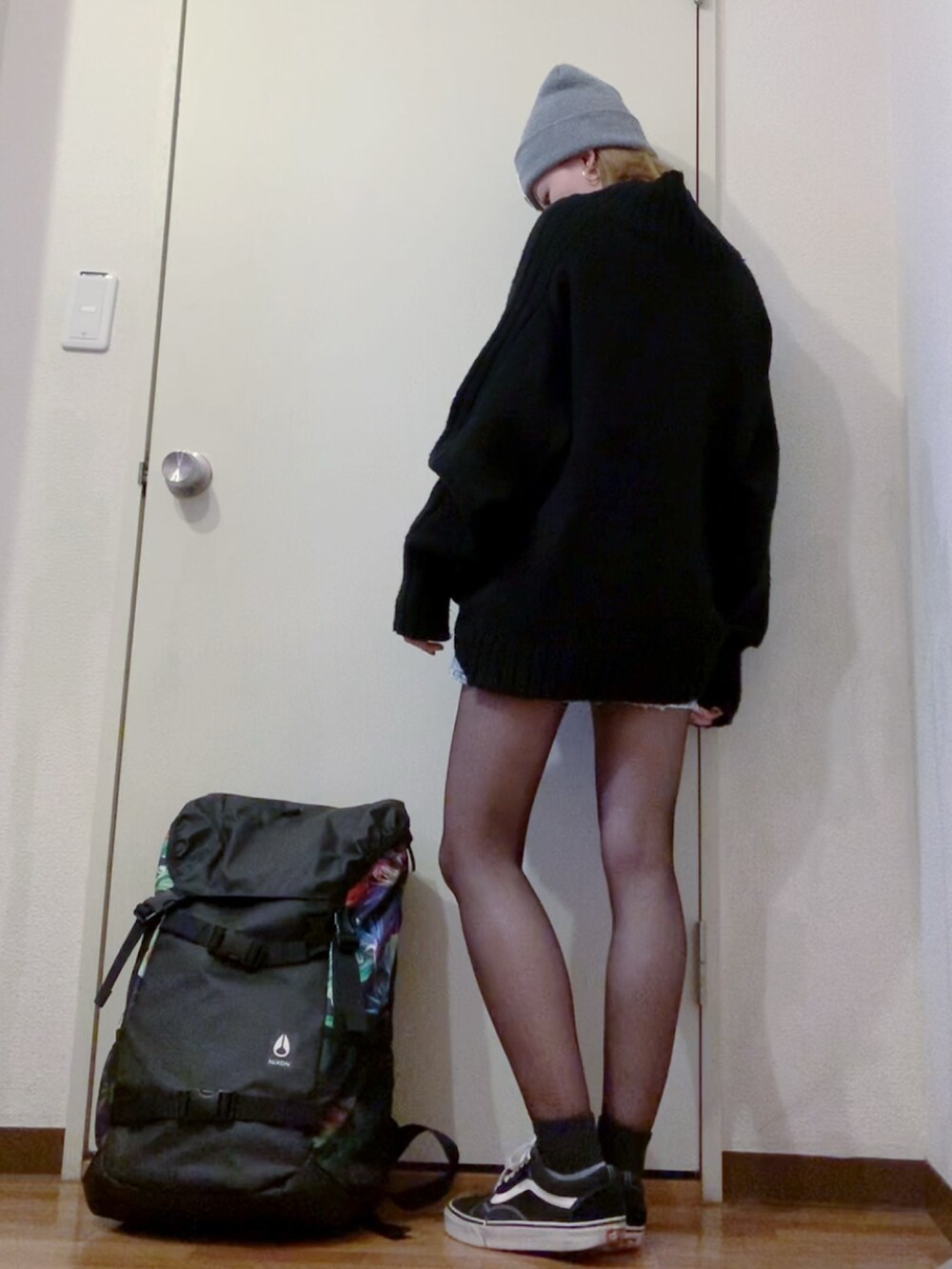 ブラック系のニット/セーター、ブルー系のデニムパンツ、ブルー系のダウンジャケット/コートを着用したレディースの冬コーディネートの4枚目の写真