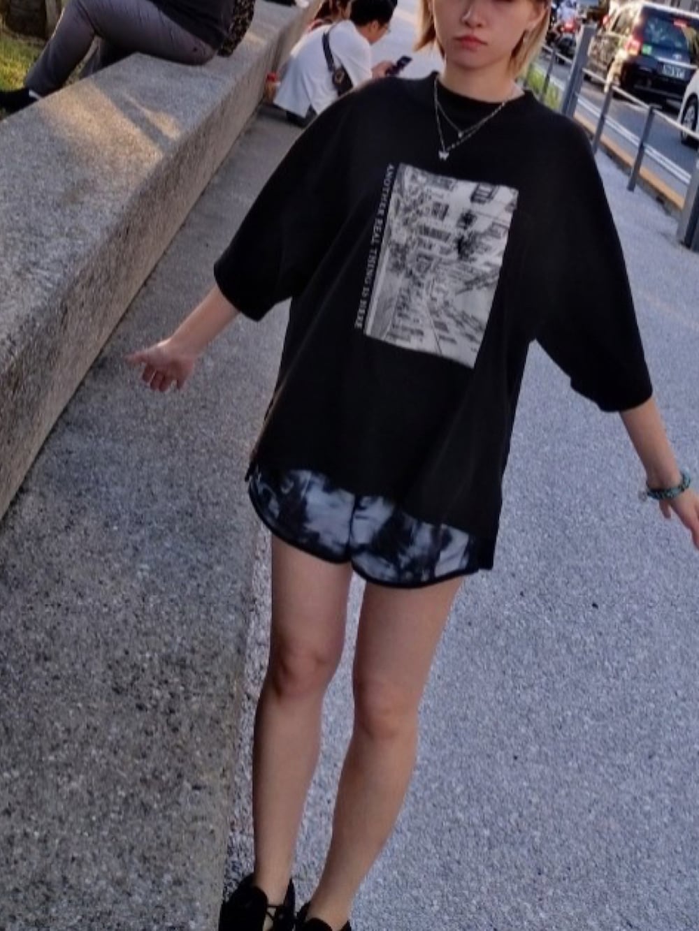 ブラック系のTシャツ/カットソー、グレー系のその他パンツ、ブラック系のサンダルを着用したレディースの秋コーディネートの2枚目の写真