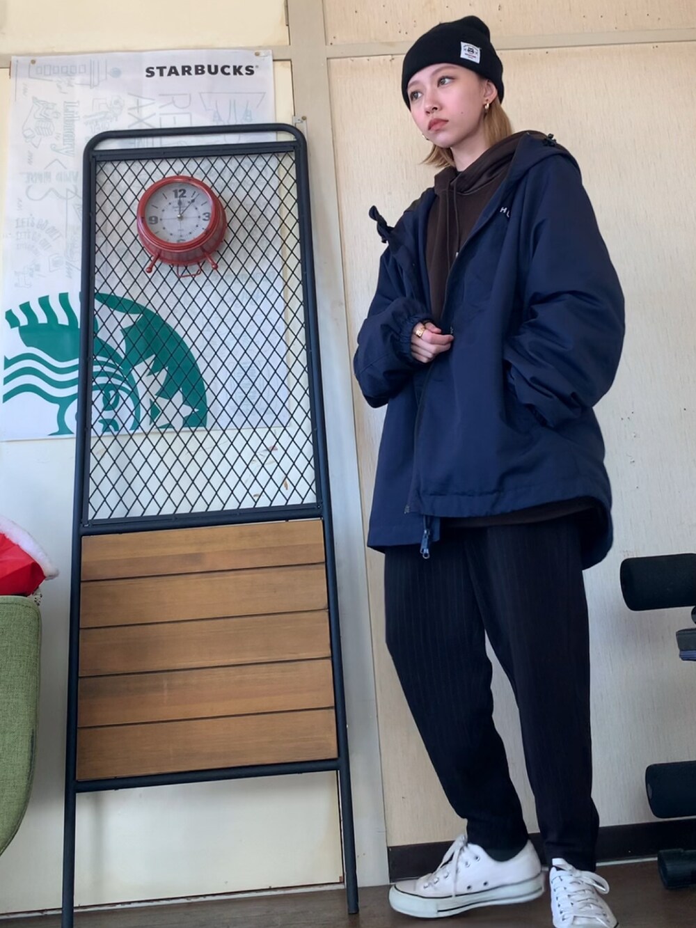 ブラック系のパーカー、ブラック系のその他パンツ、ホワイト系のスニーカーを着用したレディースの冬コーディネートの3枚目の写真