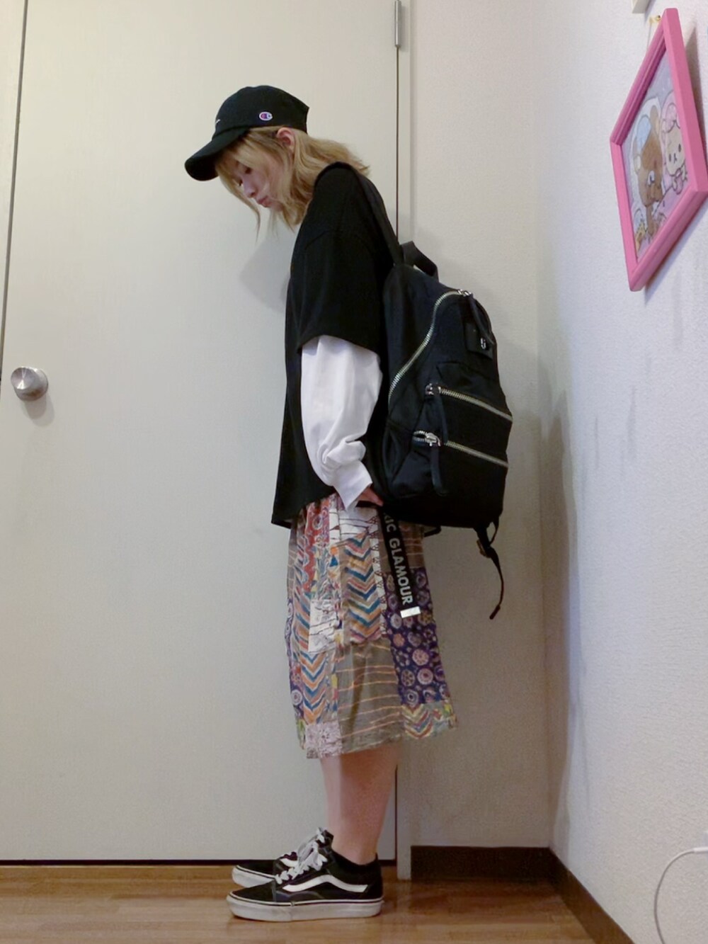 ブラック系のTシャツ/カットソー、ホワイト系のTシャツ/カットソー、ベージュ系のその他パンツを着用したレディースの春コーディネートの2枚目の写真