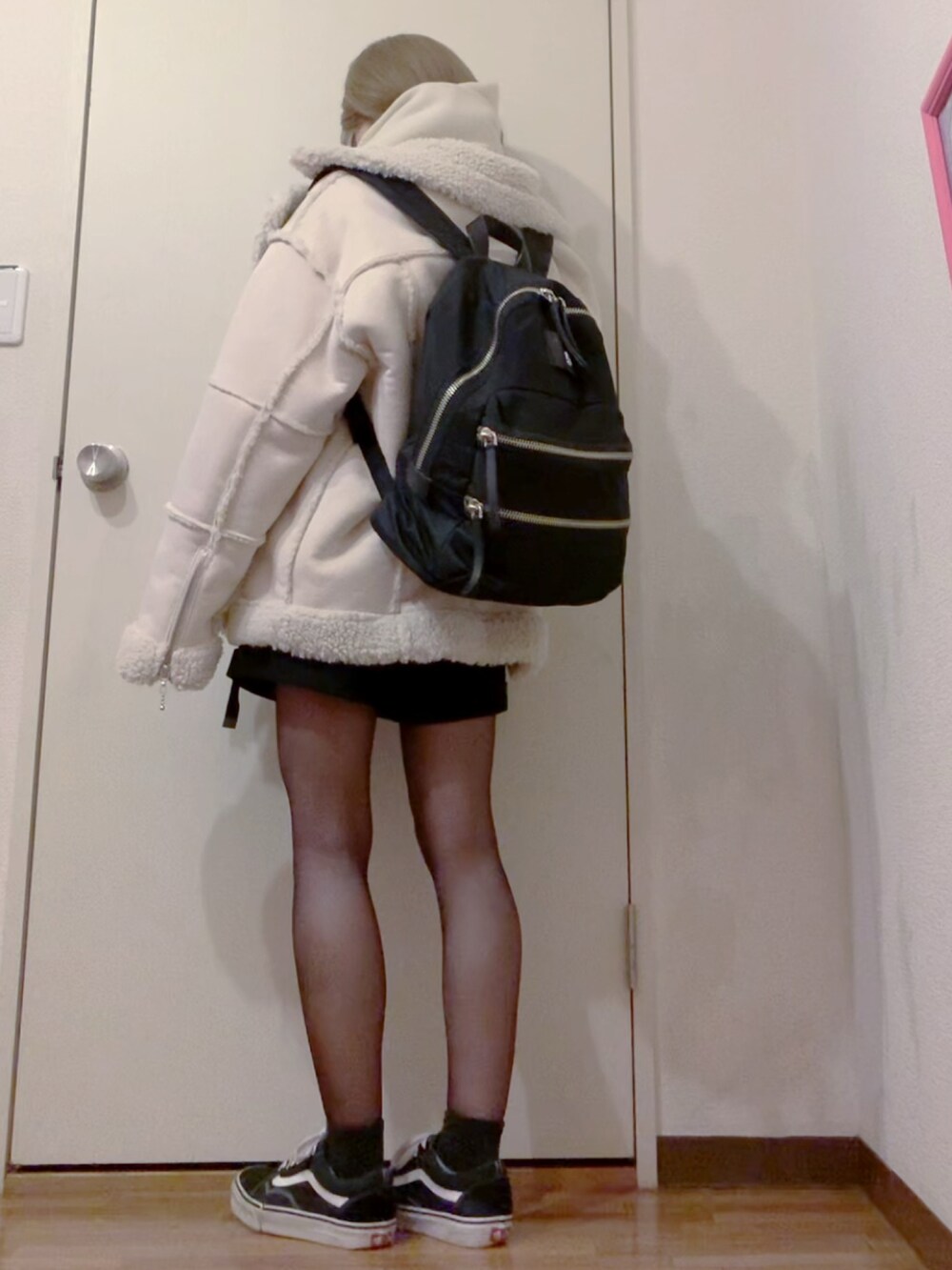 ホワイト系のTシャツ/カットソー、ホワイト系のTシャツ/カットソー、ホワイト系のムートンコートを着用したレディースの冬コーディネートの3枚目の写真