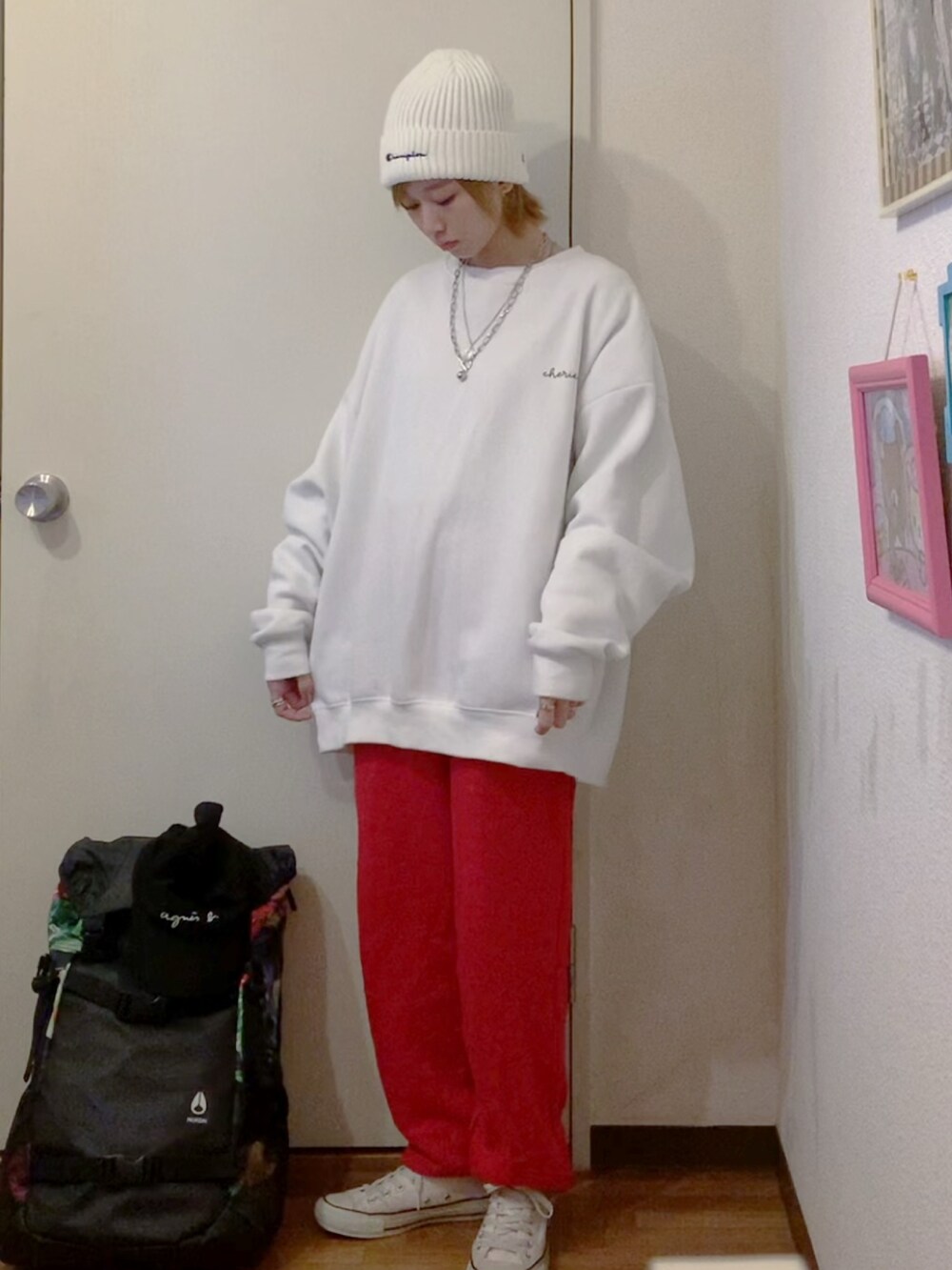 ホワイト系のスウェット、ホワイト系のブルゾン、レッド系のスウェットパンツを着用したレディースの冬コーディネートの4枚目の写真