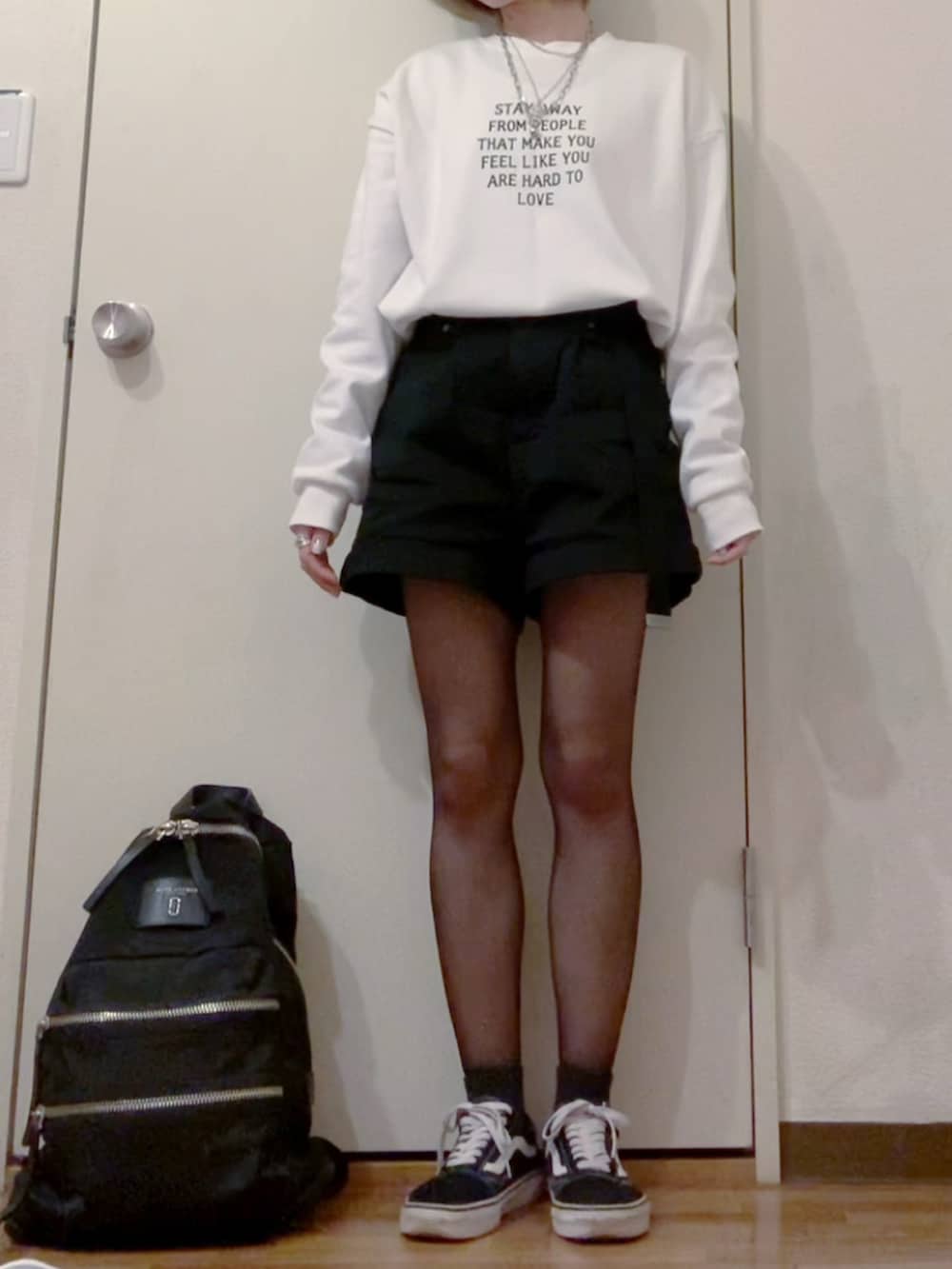 ホワイト系のTシャツ/カットソー、ホワイト系のTシャツ/カットソー、ホワイト系のムートンコートを着用したレディースの冬コーディネートの5枚目の写真