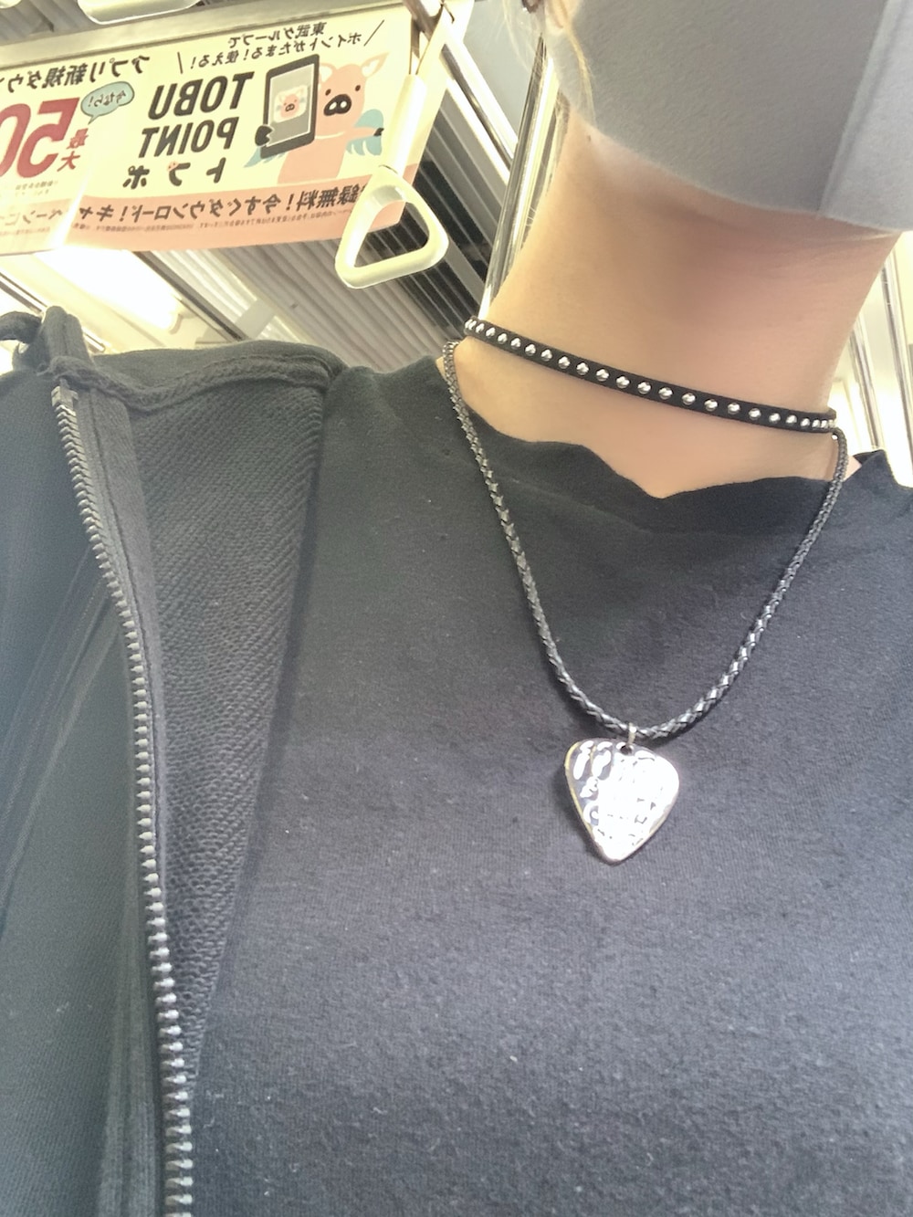 ブラック系のTシャツ/カットソー、グレー系のその他パンツ、ブラック系のパーカーを着用したレディースの夏コーディネートの5枚目の写真