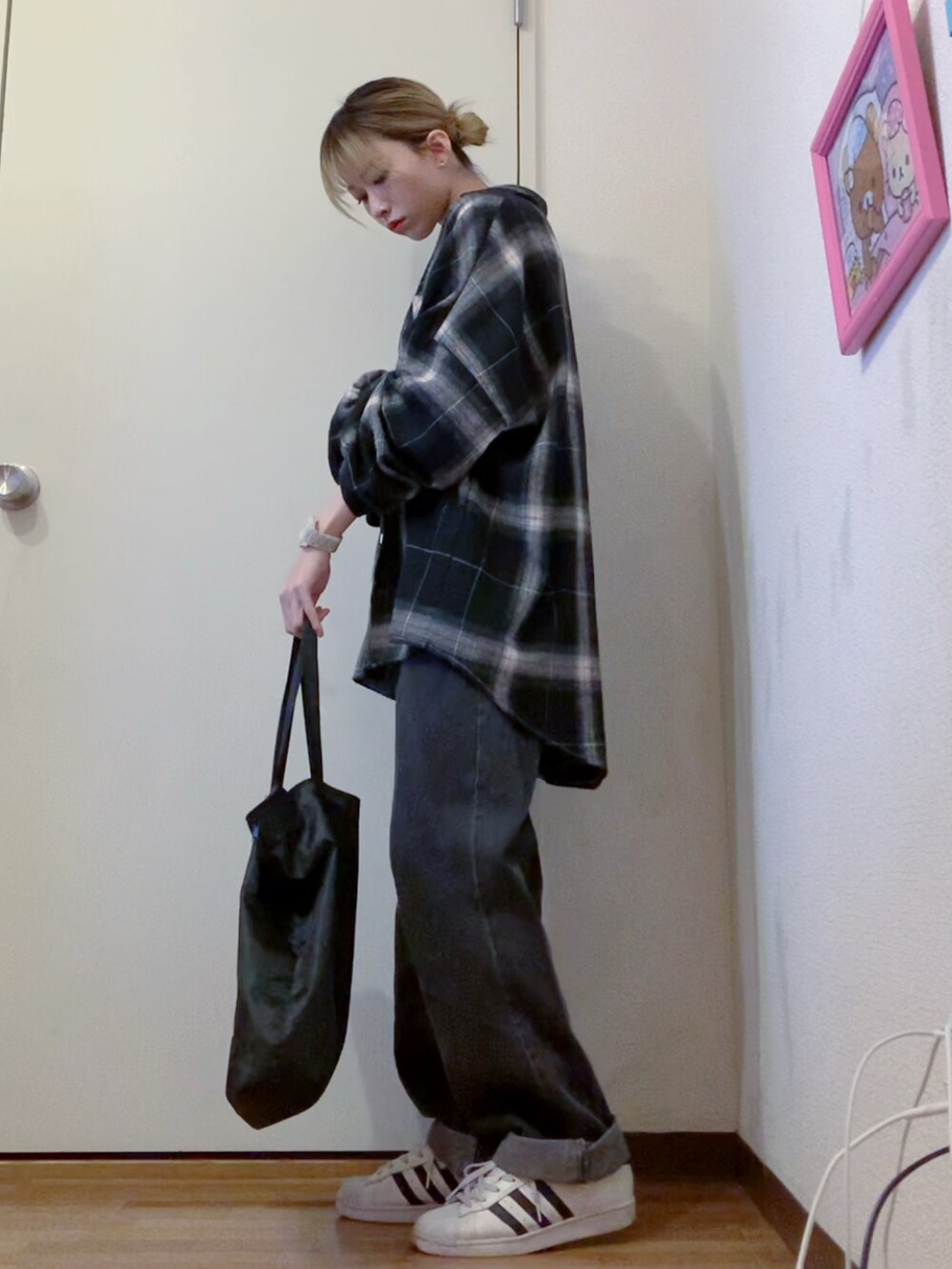 ホワイト系のシャツ/ブラウス、ブラック系のデニムパンツ、ホワイト系のスニーカーを着用したレディースの春コーディネートの2枚目の写真