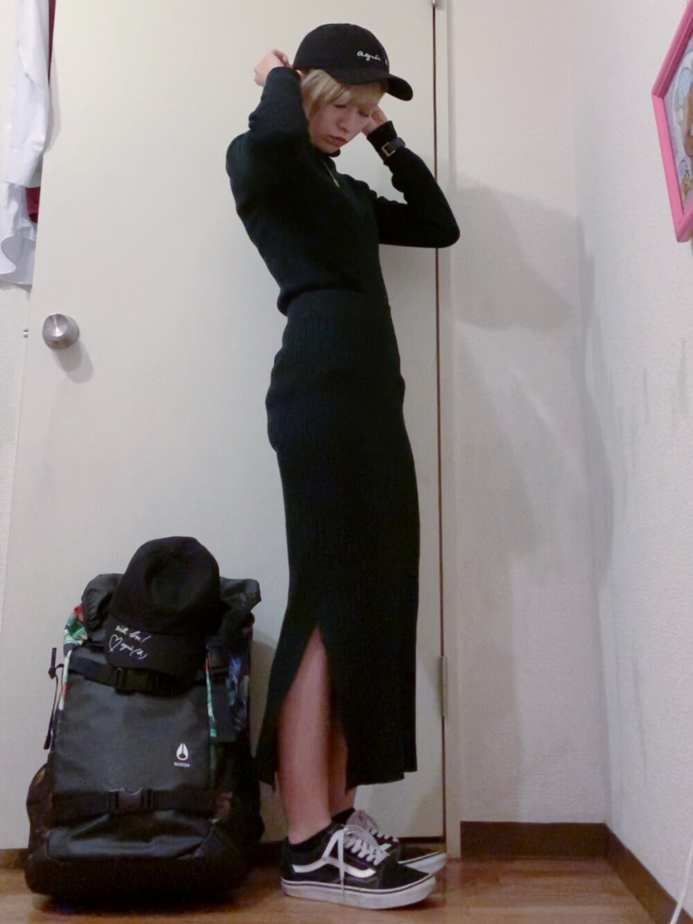 ベージュ系のダウンジャケット/コート、ブラック系のニット/セーター、ブラック系のスカートを着用したレディースの冬コーディネートの3枚目の写真