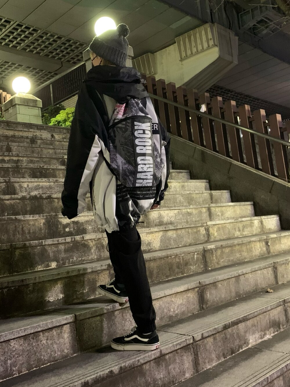 ブラック系のマウンテンパーカー、ブラック系のその他パンツ、ブラック系のスニーカーを着用したレディースの春コーディネートの2枚目の写真