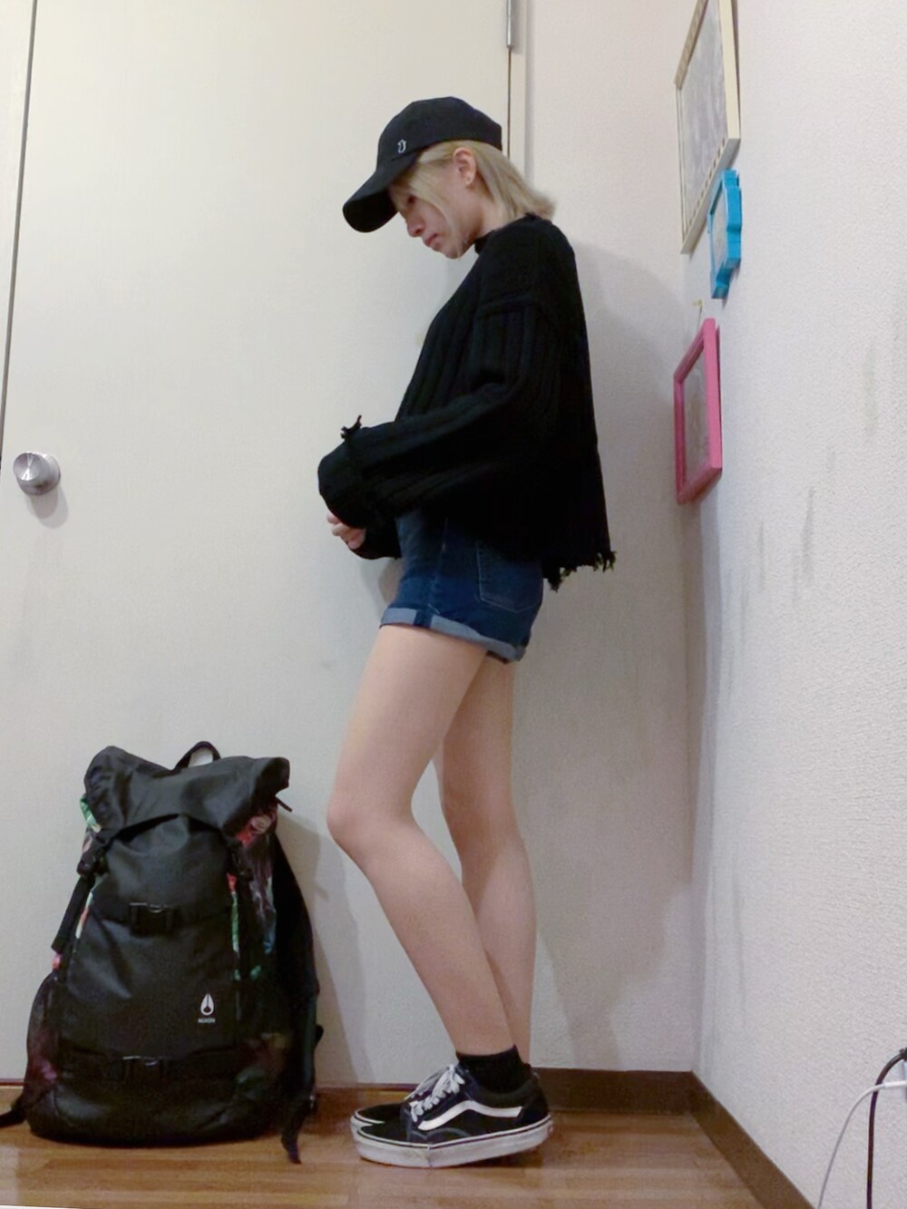 ブラック系のニット/セーター、ブルー系のデニムパンツ、ブラック系のスニーカーを着用したレディースの秋コーディネートの3枚目の写真