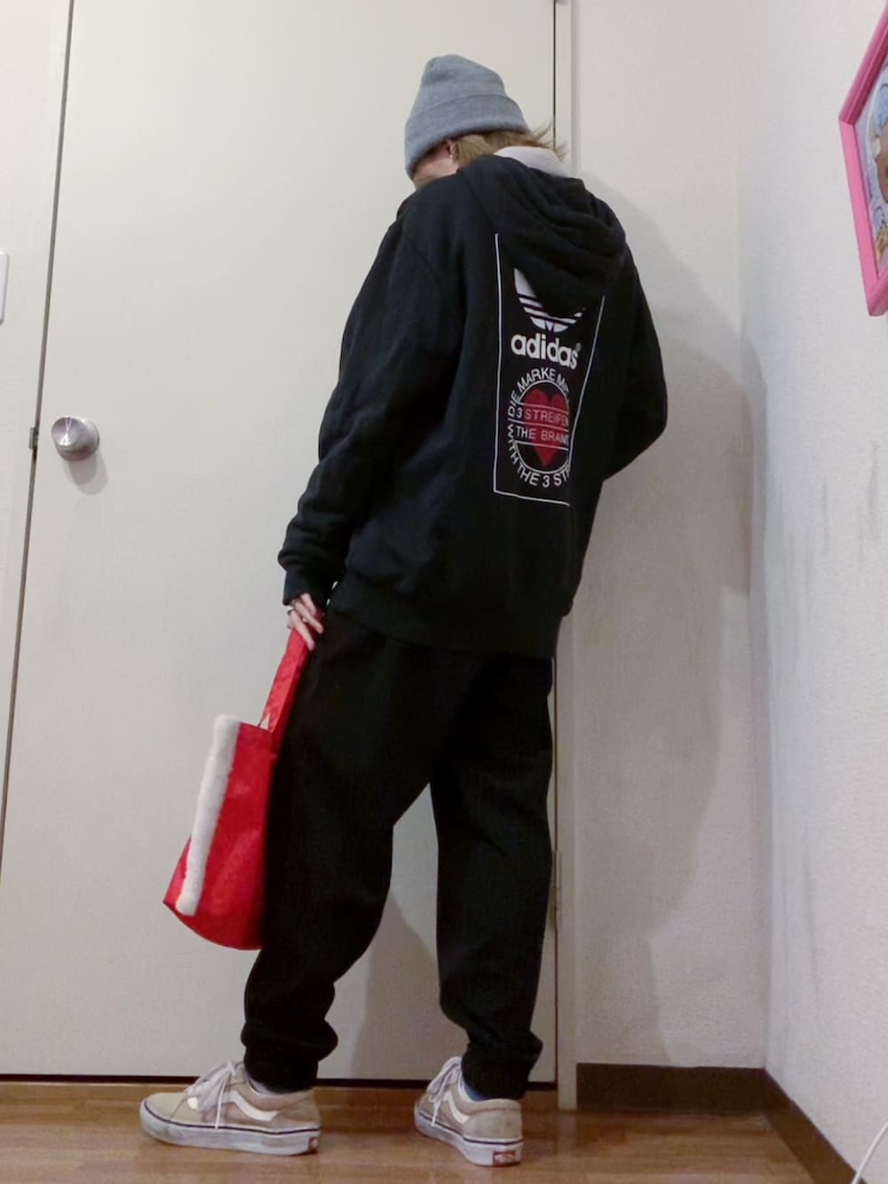 ブラック系のパーカー、ブラック系のその他パンツ、ベージュ系のスニーカーを着用したレディースの冬コーディネートの2枚目の写真