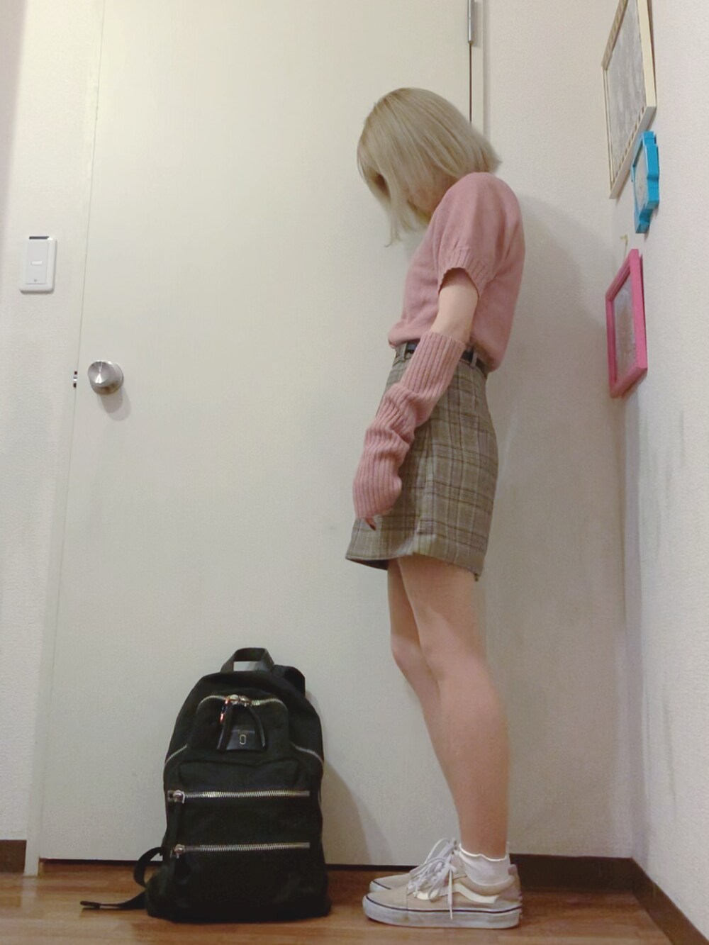 ピンク系のニット/セーター、ブラウン系のスカート、ベージュ系のスニーカーを着用したレディースの秋コーディネートの3枚目の写真