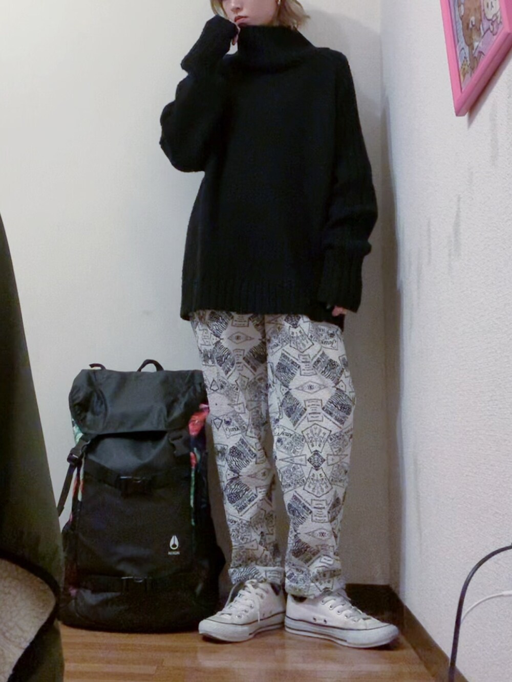 ブラック系のその他アウター、ブラック系のその他アウター、ブラック系のニット/セーターを着用したレディースの冬コーディネートの4枚目の写真