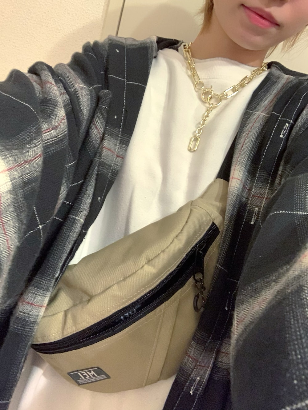 ホワイト系のスウェット、ホワイト系のTシャツ/カットソー、ホワイト系のシャツ/ブラウスを着用したレディースの秋コーディネートの4枚目の写真