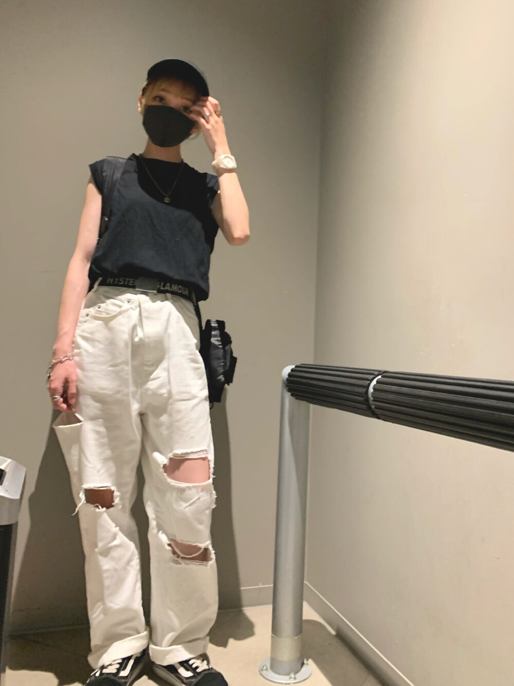 ブラック系のTシャツ/カットソー、ホワイト系のデニムパンツ、ブラック系のスニーカーを着用したレディースの春コーディネートの2枚目の写真