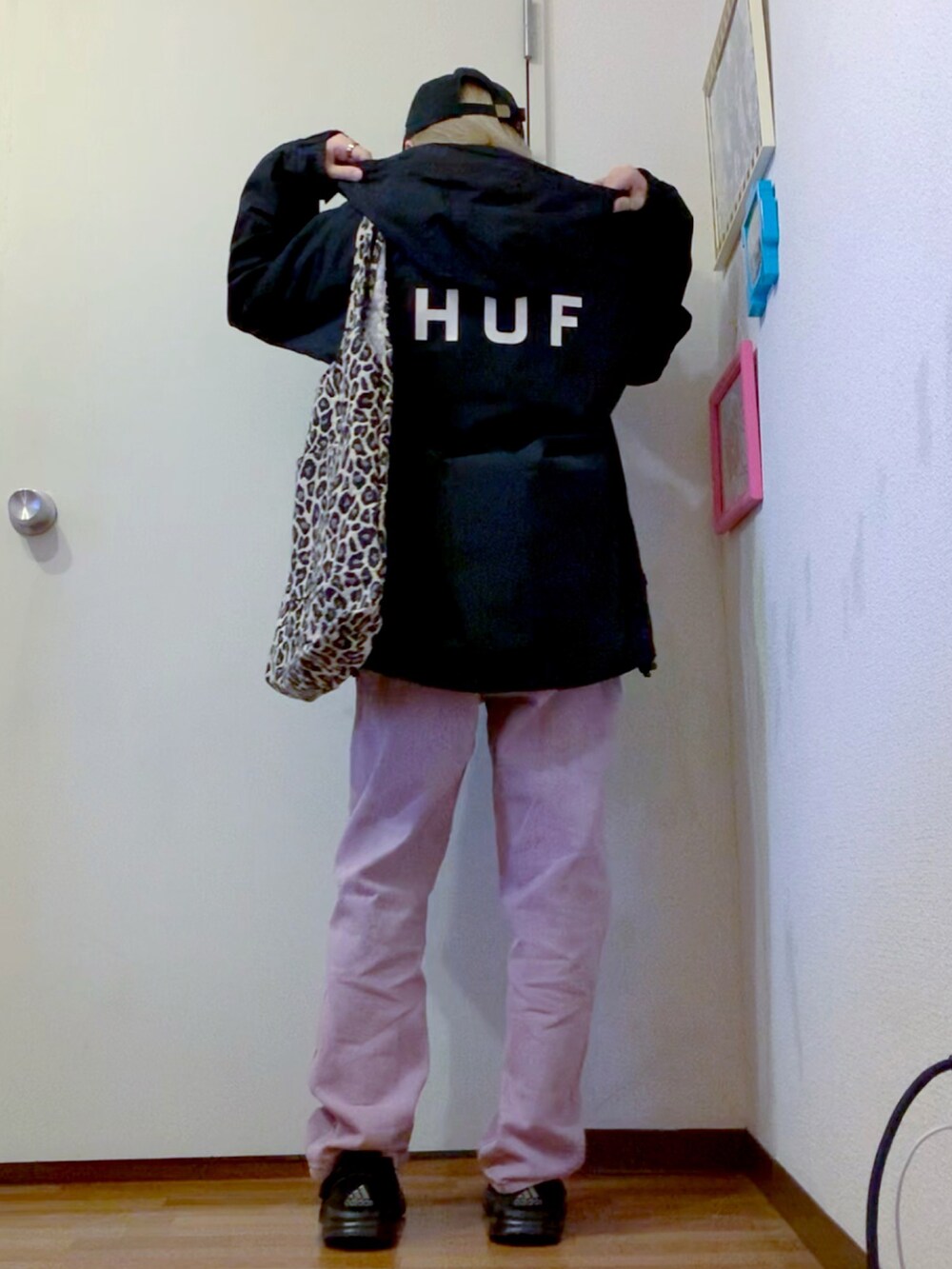ブラック系のTシャツ/カットソー、パープル系のデニムパンツ、ブラック系のブルゾンを着用したレディースの秋コーディネートの3枚目の写真