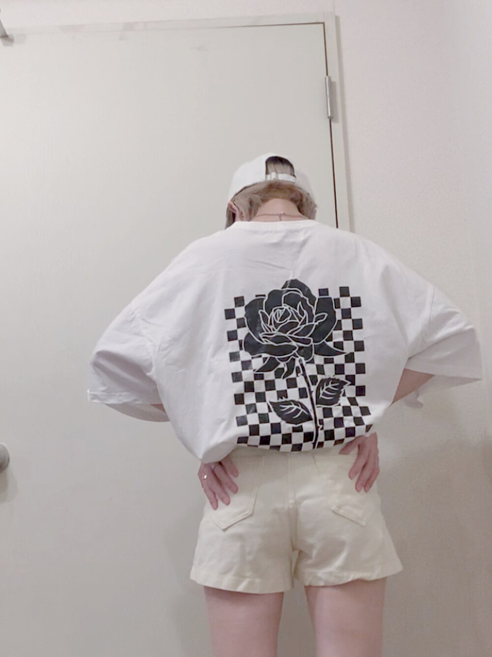 ホワイト系のTシャツ/カットソー、ホワイト系のデニムパンツ、ホワイト系のスニーカーを着用したレディースの夏コーディネートの2枚目の写真