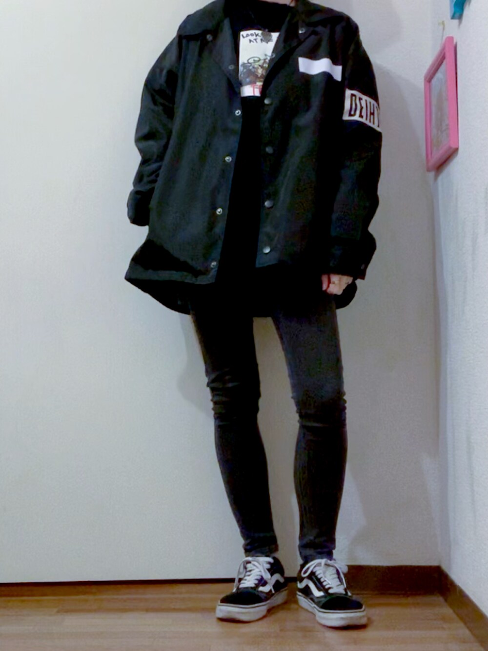 ブラック系のスウェット、ブラック系のナイロンジャケット、ブラック系のデニムパンツを着用したレディースの秋コーディネートの3枚目の写真