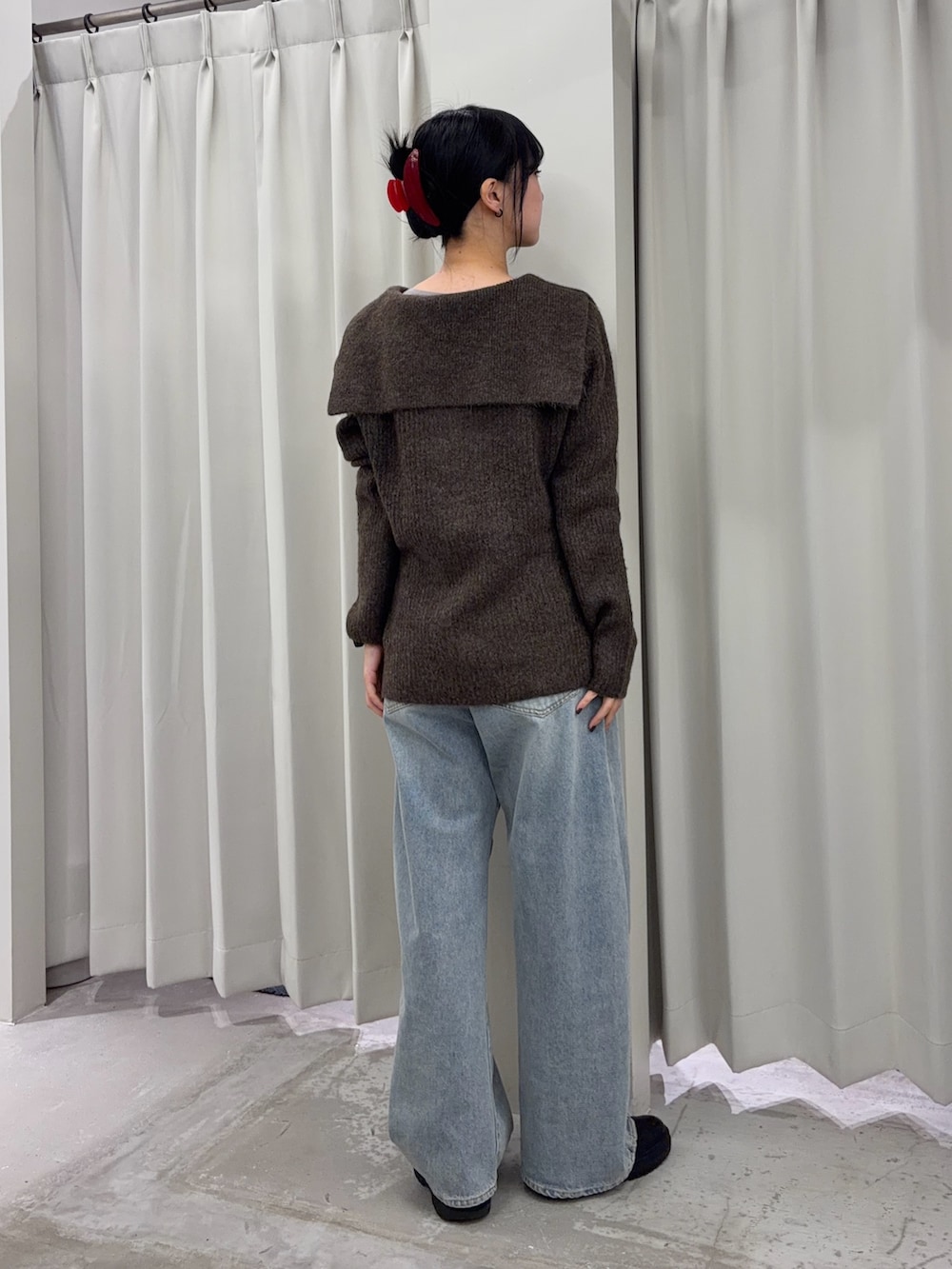 ブラウン系のカーディガン/ボレロ、ブルー系のデニムパンツを着用したレディースの秋コーディネートの2枚目の写真