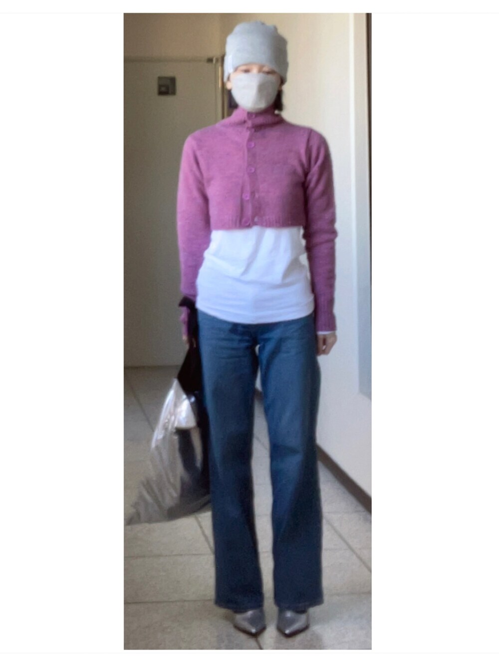 ピンク系のニット/セーター、ホワイト系のTシャツ/カットソー、ブルー系のデニムパンツを着用したレディースの秋コーディネートの2枚目の写真