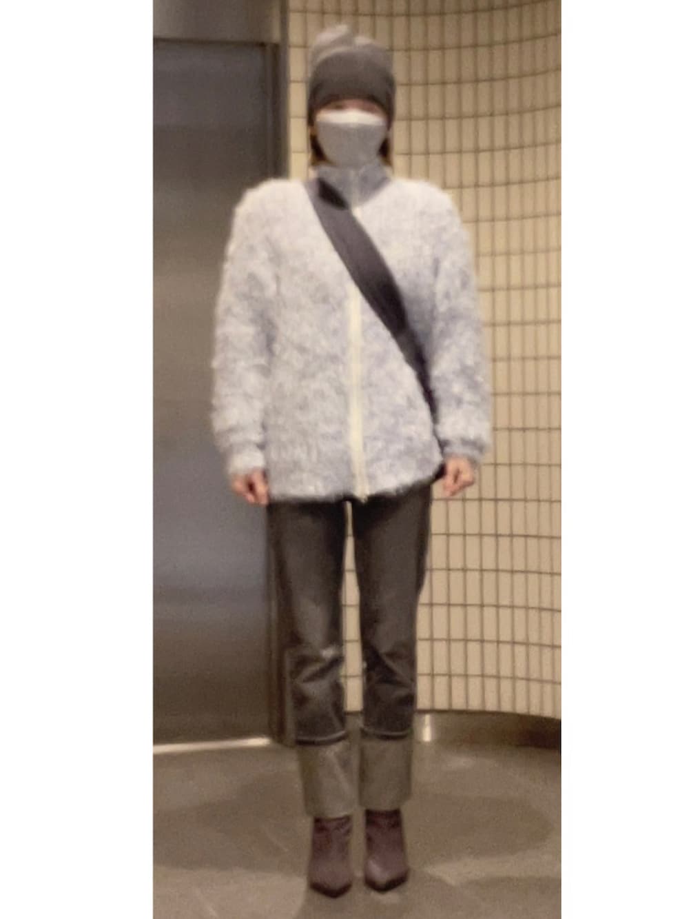 ブルー系のニット/セーター、ピンク系のカーディガン/ボレロ、グレー系のデニムパンツを着用したレディースの春コーディネートの2枚目の写真