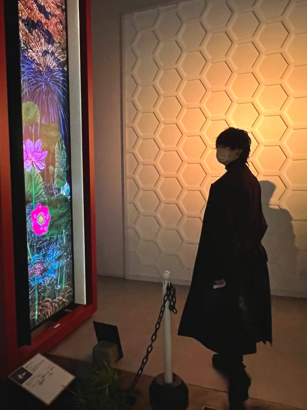 ブラック系のニット/セーター、ブラック系のハンドバッグ、ブラウン系のジャケット/アウターを着用したメンズの冬コーディネートの2枚目の写真